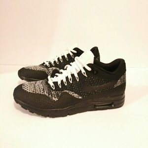 NIKE Women's Air Max 1 Flyknit black size 7.5